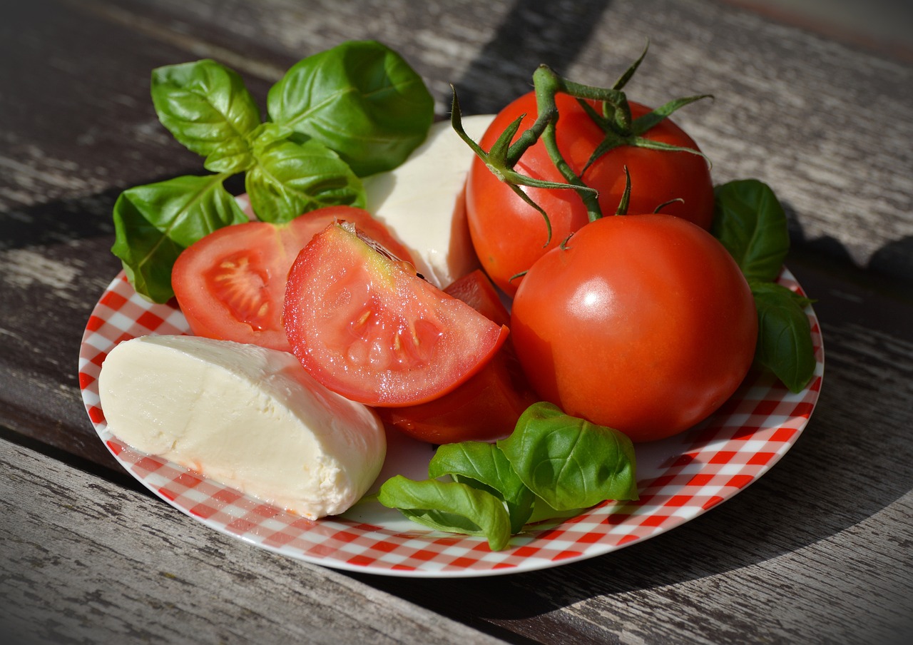 Insalata Caprese: un classico italiano rivisitato per l’estate