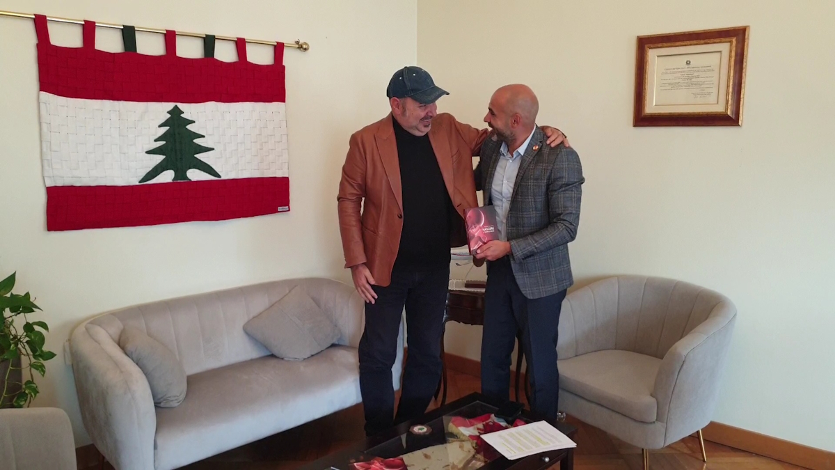 Adriano Formoso, il cantautore e messaggero di pace, presenta “Zajal” al Console libanese Khalil Mohamad di ritorno da Beirut