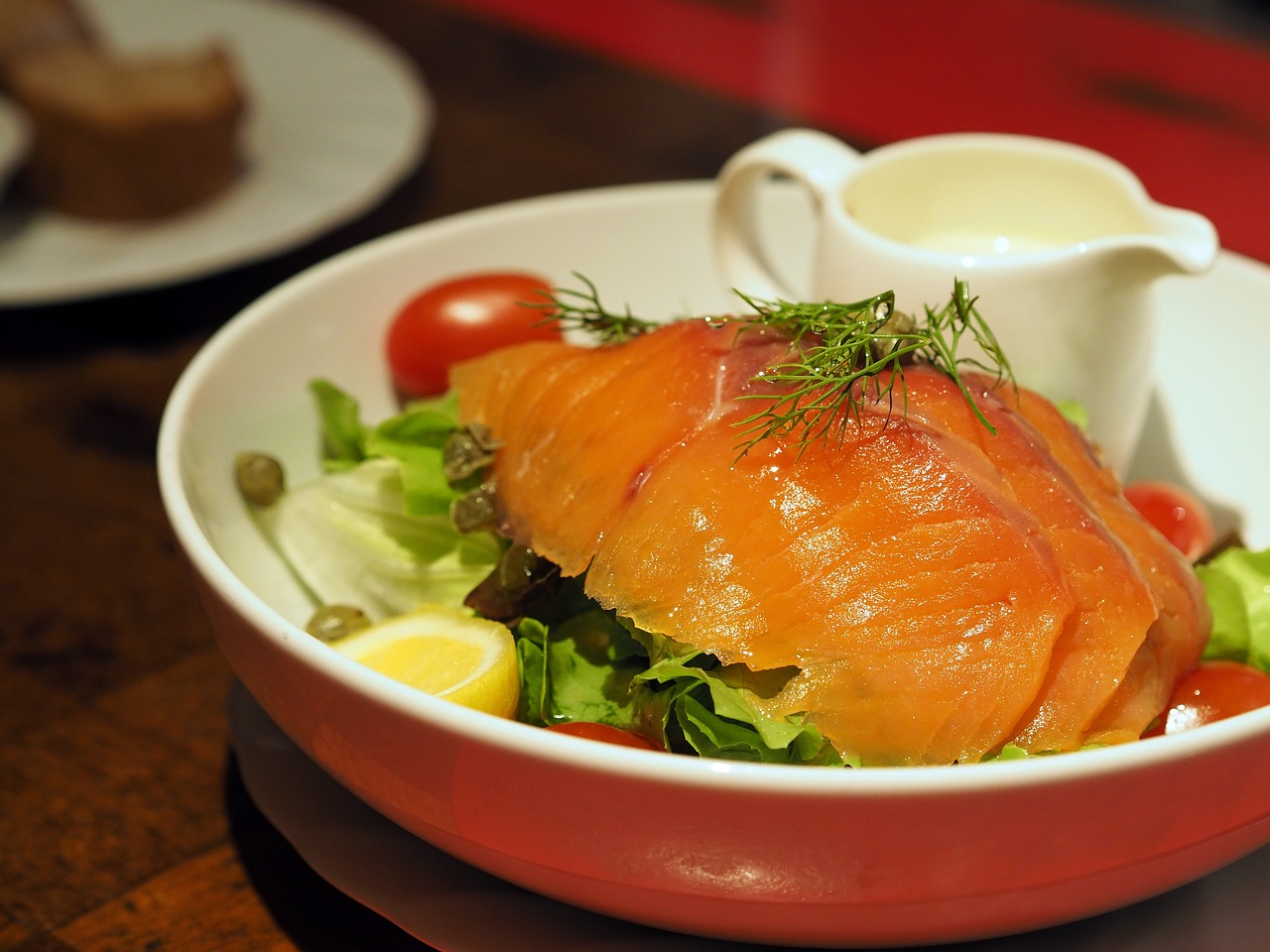 Insalata estiva al salmone: leggera, nutriente e perfetta per la linea