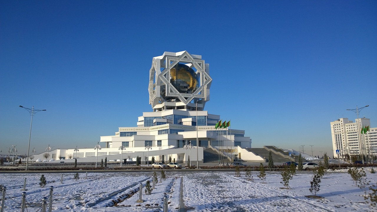 Ashgabat: La Perla del Deserto Turkmenistanico