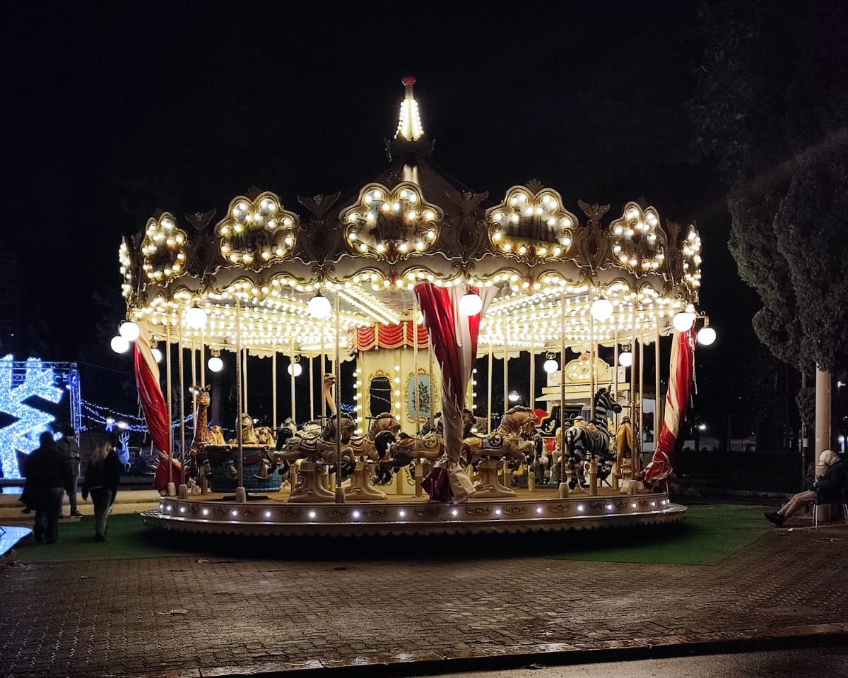 La giostra dei cavalli e le altre attrazioni del Villaggio di Babbo Natale