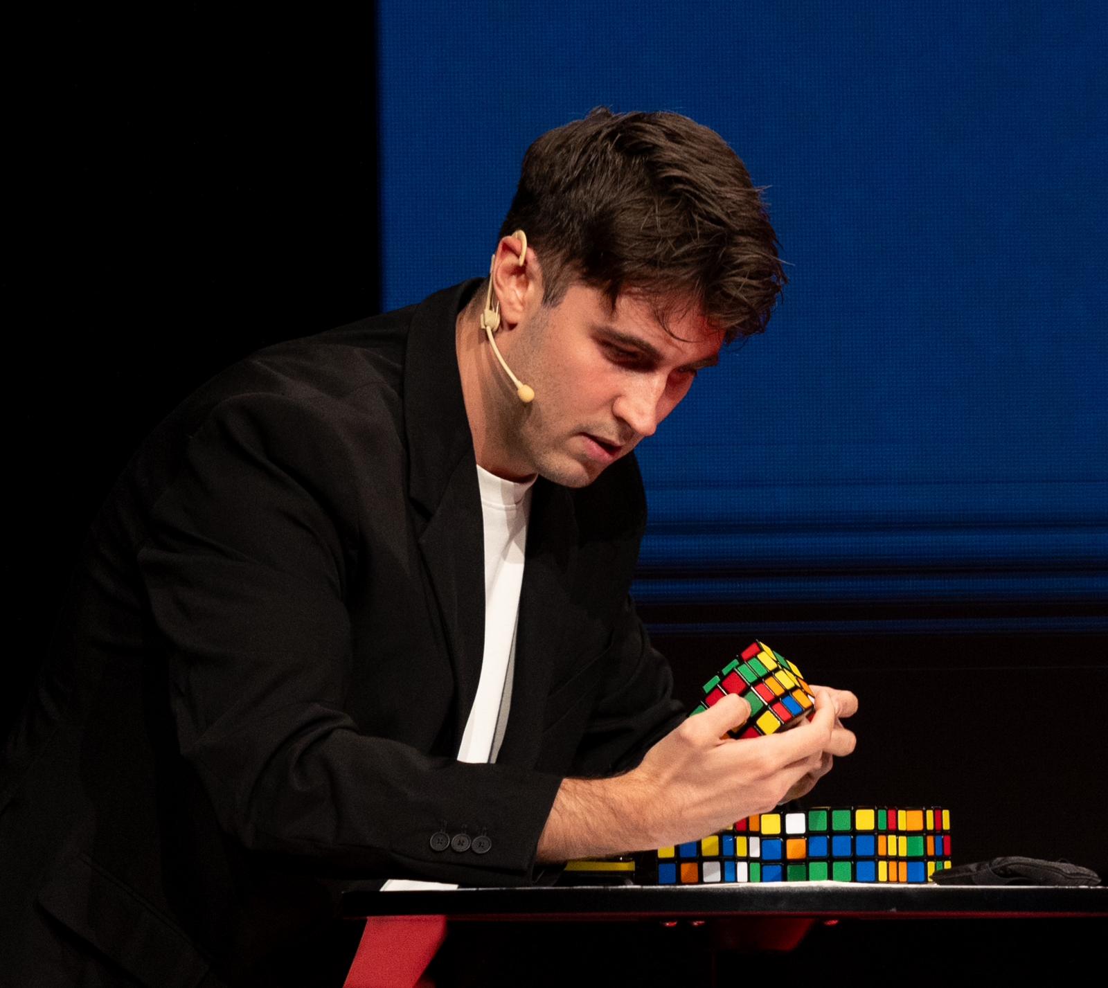 RUBIK’S – L’illusionista Hyde presenta a Cuneo lo spettacolo di “Cubomagia” con il cubo di Rubik